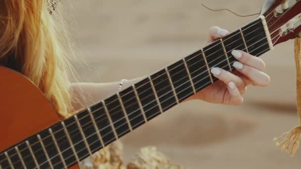 Gitar çalan ve çöl manzaralarında şarkı söyleyen kadın, çöl arkası, yavaş çekim, tam hd — Stok video