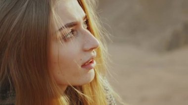 Gitar çalan ve çöl manzaralarında şarkı söyleyen kadın, çöl arkası, yavaş çekim, tam hd