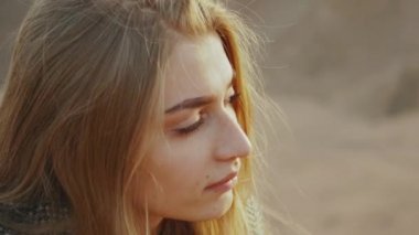 Gitar çalan ve çöl manzaralarında şarkı söyleyen kadın, çöl arkası, yavaş çekim, tam hd