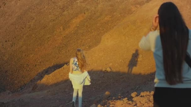 Grupa turystów spaceru po skalistym kanionie w gorącej pustyni, turyści zrobić zdjęcie i zabawy. Pustynia w tle góry, Egipt, Synaj, zwolniony ruch, pełne hd — Wideo stockowe