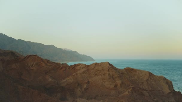 Fantastisk solnedgång vid Egypten Sinai bergen och blå havet vid horisonten, bergstoppar, slow motion, full hd — Stockvideo