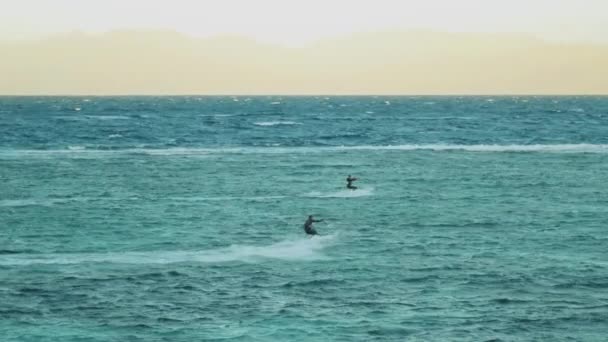 Kite surf in bella acqua limpida in Dahab Egitto. Esplorare l'acqua blu con le montagne sullo sfondo e la gente windsurf e kite surf, slow motion, full hd — Video Stock