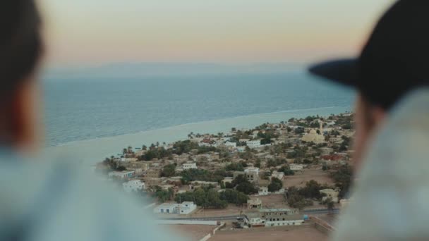 Group of friends relaxing on top of a mountain on sunset and enjoying sea view - friendship, youth, slow motion, full hd — Stock Video