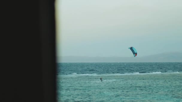 Personnes Kite surf dans une belle eau claire à Dahab Egypte point de vue de la fenêtre. Explorer la mer bleue avec des montagnes en arrière-plan et les gens kite surf, ralenti, full hd — Video