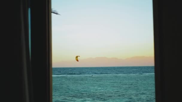 Pessoas Kite surf na bela água limpa em Dahab Egito ponto de vista da janela. Explorando o mar azul com montanhas no fundo e as pessoas kite surf, câmera lenta, hd completo — Vídeo de Stock