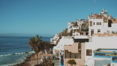 Güzel sörf Taghazout köyü Fas, küçük rahat sokaklar, Atlantik Okyanusu, yavaş çekim, 4k