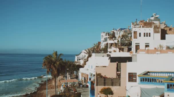 Hermoso pueblo de surf Taghazout Marruecos, pequeñas calles acogedoras, Océano Atlántico, cámara lenta, 4k — Vídeo de stock