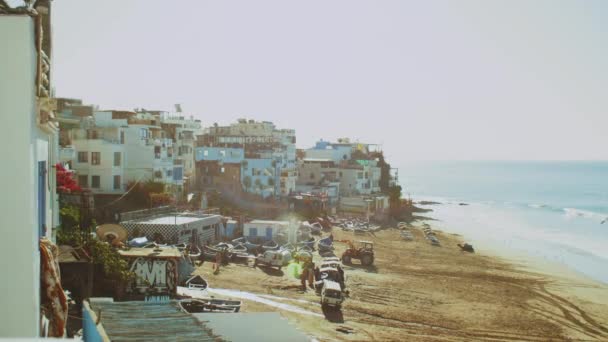 美しいサーフィンTaghazout村モロッコ,小さな居心地の良いビーチカモメが飛びます,大西洋,スローモーション, 4k — ストック動画