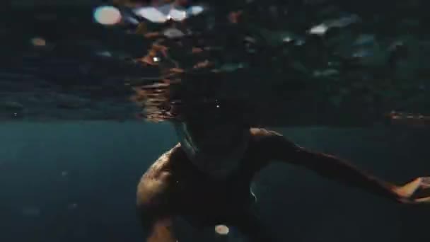 Freediver en corales en el Mar Rojo, Dahab Egipto, Hombre nadando bajo el agua en el agua azul del mar, vídeo vertical, 4k — Vídeos de Stock