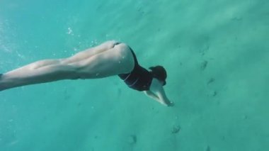 Kızıl denizdeki mercanlar üzerinde freediver, mavi deniz suyunda yüzen güzel genç kadın, Dahab Mısır, tam kapasite.