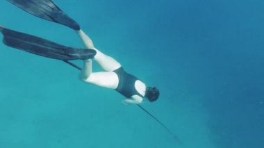 Kızıl denizdeki mercanlar üzerinde freediver, mavi deniz suyunda yüzen güzel genç kadın, Dahab Mısır, tam kapasite.