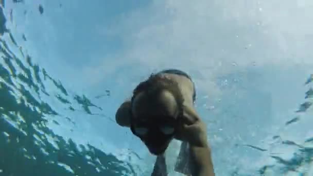 Freediver em corais em Mar Vermelho, Dahab Egito, Homem nadando subaquático em água do mar azul, hd completo — Vídeo de Stock