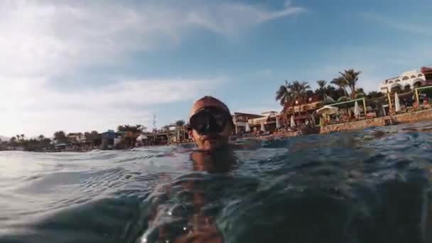 紅海のサンゴの上の解放,ダハブエジプト,青い海の水の中で水中で泳ぐ男,フルHD — ストック動画