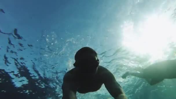 Freediver en los corales en el Mar Rojo, Dahab Egipto, Hombre nadando bajo el agua en el agua azul del mar, hd completo — Vídeos de Stock