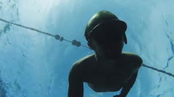 Freediver op koralen in Rode zee, Dahab Egypte, Man zwemmen onder water in blauw zeewater, full hd — Stockvideo