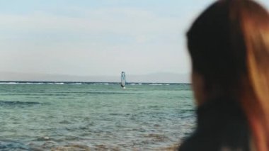 Ufukta mavi deniz manzaralı bir kadın, ufukta bir kadın, Dahab Mısır, 4k