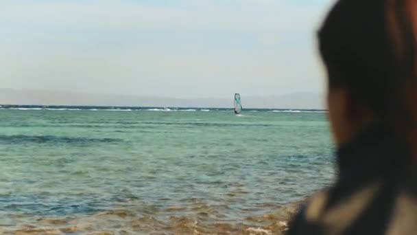 Kobieta spoglądająca na horyzont na plaży z niebieskim widokiem na morze, kobieta spoglądająca w horyzont, Dahab Egipt, 4k — Wideo stockowe