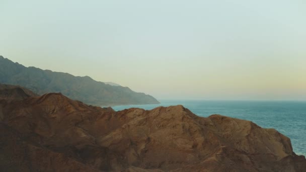 Удивительный закат на египетских Синайских горах и синее море на хребтах, горы персиков, 4K — стоковое видео