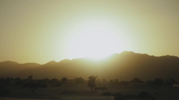 Fantastisk utsikt över Egypten Ökenbergen. Ljuset från solen nedanför horisonten lyser upp himlen ovanför bergen silhuett, 4k — Stockvideo