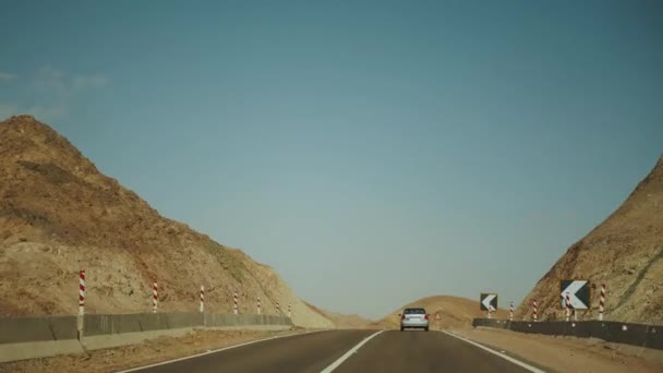 Viaje por carretera en el desierto. Aventura Viajar en un camino desierto en Egipto, 4k — Vídeos de Stock