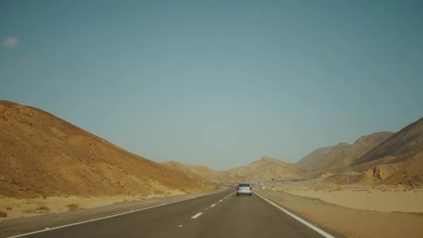 Viagem de carro pela estrada no deserto. Aventura Viajar em uma estrada deserta no Egito, 4k — Vídeo de Stock