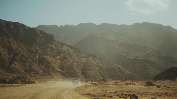 Wycieczka autostradą po pustyni. Przygoda Podróż po pustynnej drodze w Egipcie, 4k — Wideo stockowe