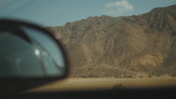 Viagem de carro pela estrada no deserto. Aventura Viajar em uma estrada deserta no Egito, 4k — Vídeo de Stock