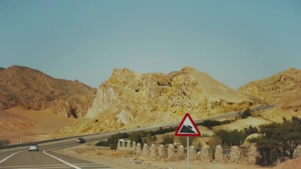 Viaje por carretera en el desierto. Aventura Viajar en un camino desierto en Egipto, 4k — Vídeos de Stock