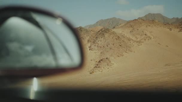Autós kirándulás autópályán a sivatagban. Kaland Utazás egy sivatagi úton Egyiptomban, 4k — Stock videók
