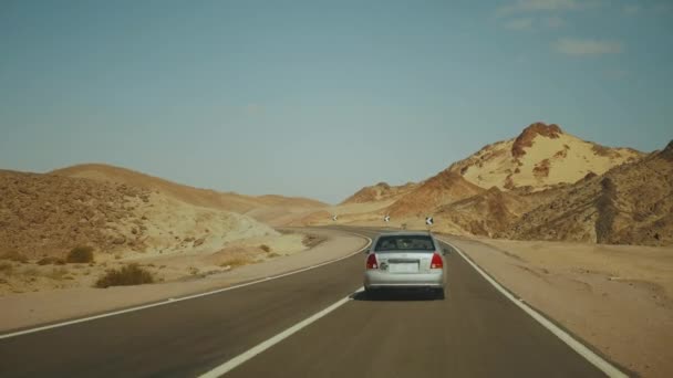 Дорожня подорож по шосе в пустелі. Подорож пригодами пустельною дорогою в Єгипті, 4k — стокове відео