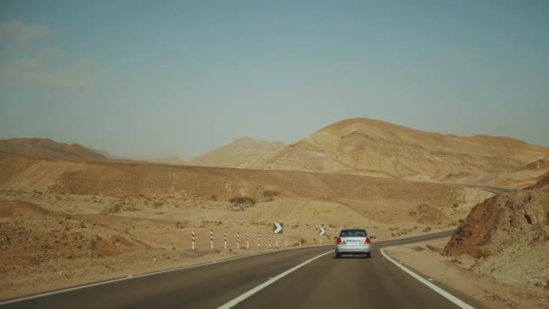 Vägresa med motorväg i öknen. Äventyr Resor på en öde väg i Egypten, 4k — Stockvideo