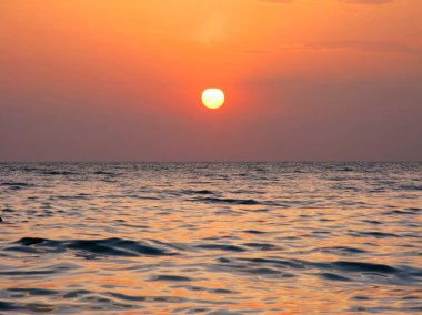 Muhteşem turuncu deniz okyanus günbatımı ufuk gökyüzü fotoğraf