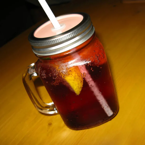 Cocktail de limonada de cereja em vidro caneca caneca verão macro foto — Fotografia de Stock