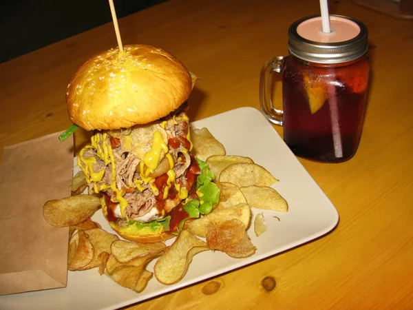 ファーストフード ハンバーガー ハンバーガー桜冷たいレモネード ガラス瓶マグカップ マクロ写真でドリンク — ストック写真