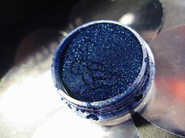 Makro fotoğraf mavi göz farı pigment glitter parlak kozmetik makyaj