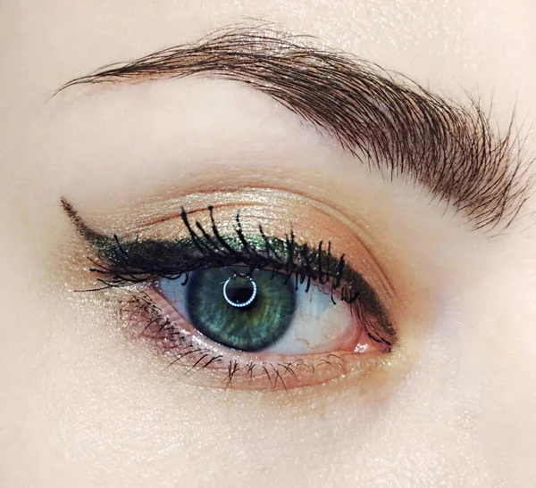 Mavi Göz Altın Sarısı Göz Kalemi Makyaj Kirpik Makyaj Makro — Stok fotoğraf