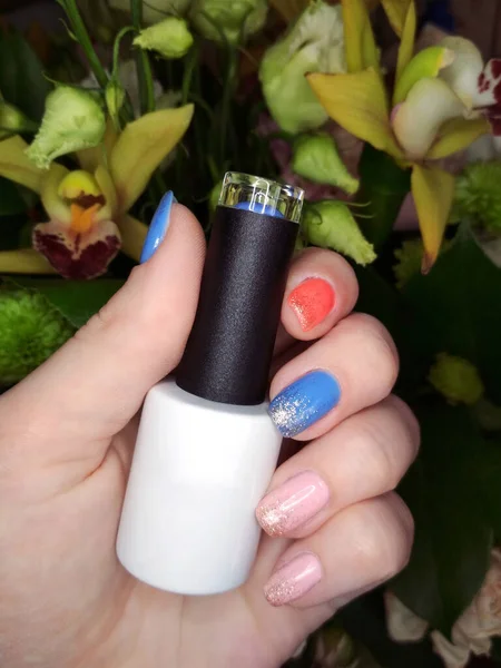 Frau Hand Finger Maniküre Gel Nagellack Swatch Design Flasche Schönheit — Stockfoto