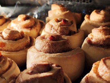 Tarçınlı çörek haşhaş tohumları üzümler krem jöleli fırın ürünleri lezzetli tatlı yiyecekler fotoğrafı.