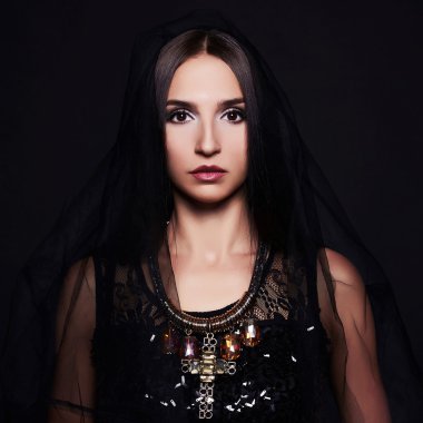 Siyah peçe güzel kadın