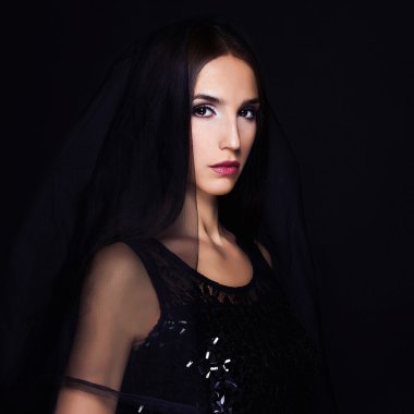 Siyah peçe ile güzel bir kadın