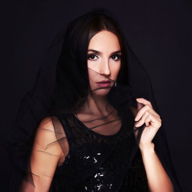 Siyah peçe ile güzel bir kadın