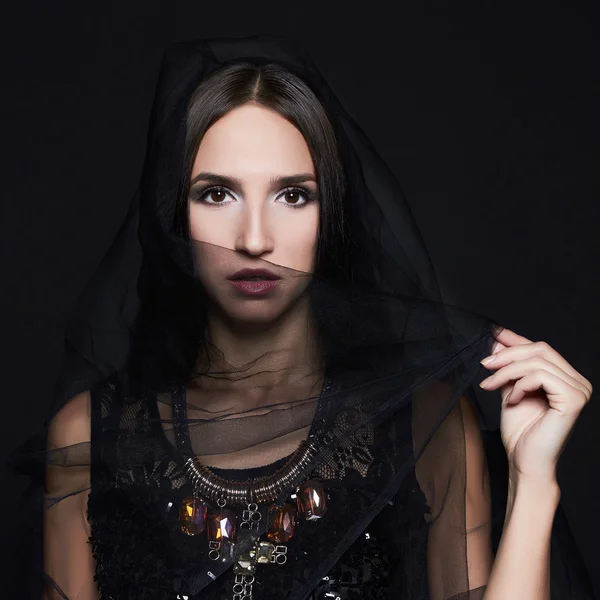 Siyah peçe ile güzel bir kadın 