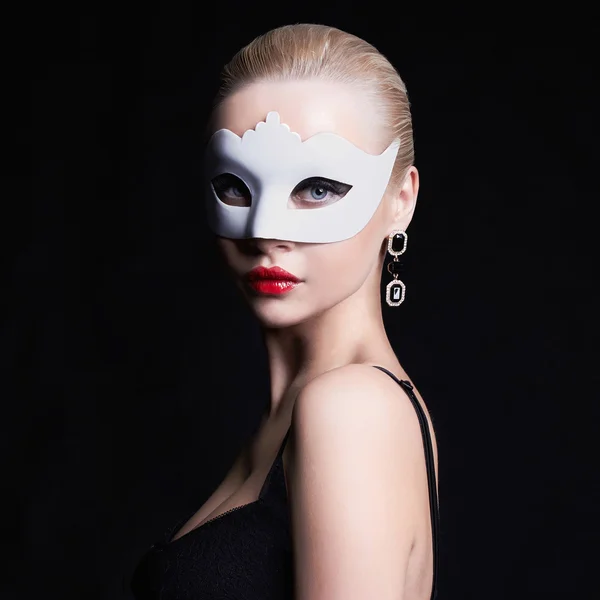 マスクで美しい女性 — ストック写真