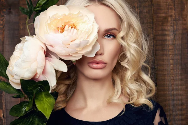 Vrouw met grote witte bloem — Stockfoto