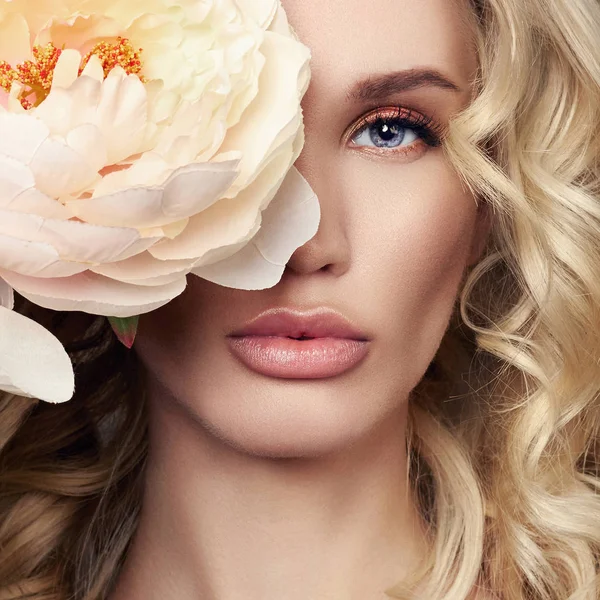 Vakker blond jente med blomst – stockfoto