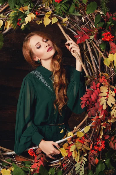 Hermosa chica con decoración de otoño —  Fotos de Stock