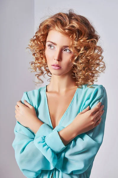 Piękny model z kręcone fryzury — Zdjęcie stockowe