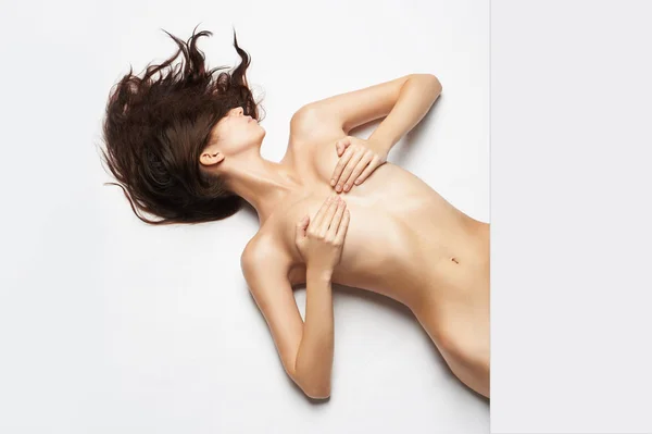 Mujer desnuda acostada en el suelo — Foto de Stock