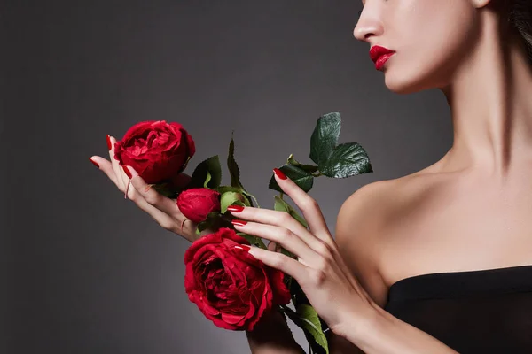 Woman with bouquet of flowers — Stock Photo, Image