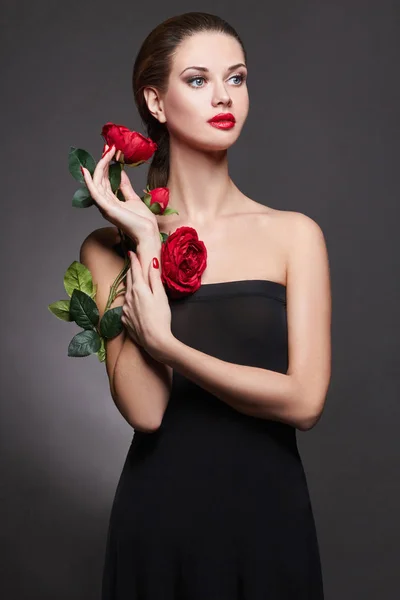 Сексуальная девушка с цветочком розы — стоковое фото